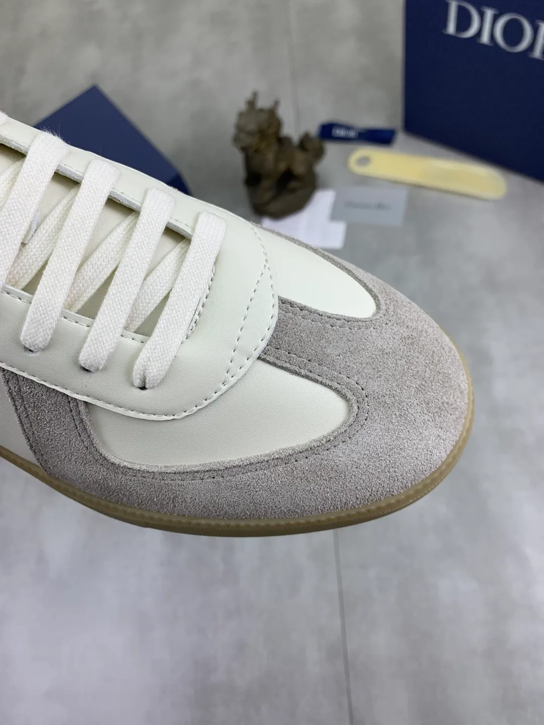Men's shoes 💰P360 New Dior B01 moral training shoes, white first-layer cowhide, original molded outsole. New to the fall collection, this sneaker marks the return of a Dior classic, reinterpreted in a stylish and elegant silhouette. Crafted from white smooth first-grain cowhide with a tonal silk sheepskin lining, it features the Dior logo on the tongue and inner sides, and a CD icon on the heel. Paired with Tpu anti-slip soles of the same color, it can be matched with various styles to create a sophisticated look.  Code number: 38-44